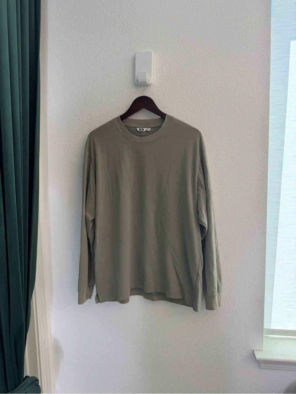 Uni Qlo T Shirt Bundle - 5 Long Sleeve, 1 Short Sleeve V Neck. 4 XXL’s, 2 XL’s.